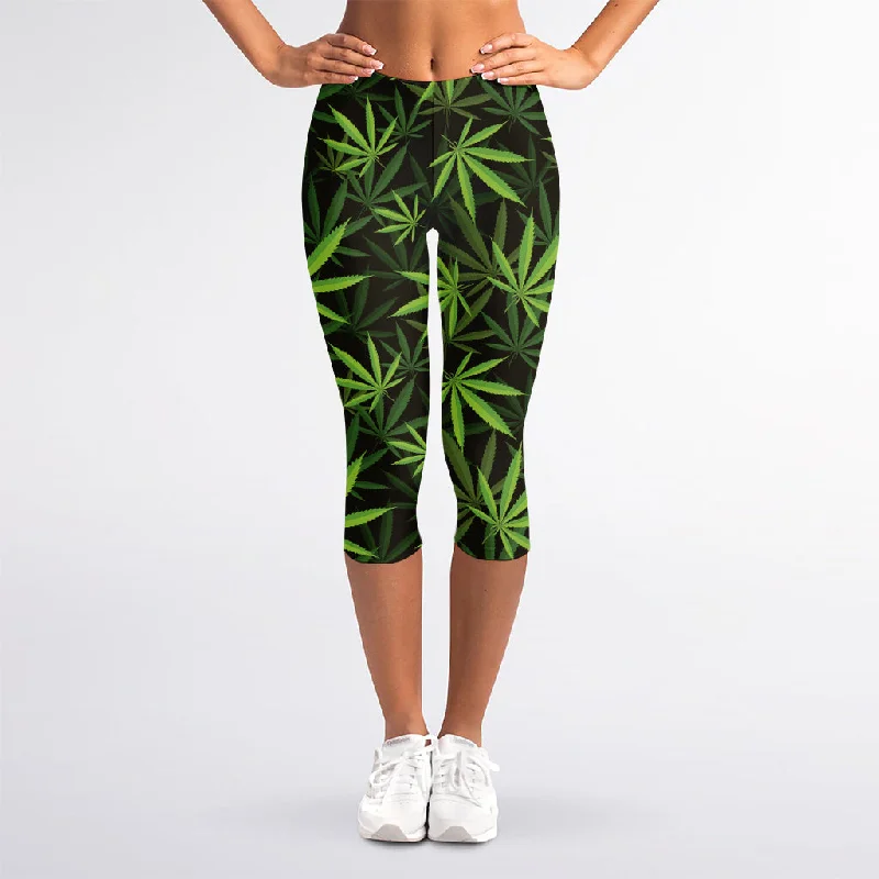 Don’t Miss Out Cannabis Leaves Pattern Print Women's Capri Leggings